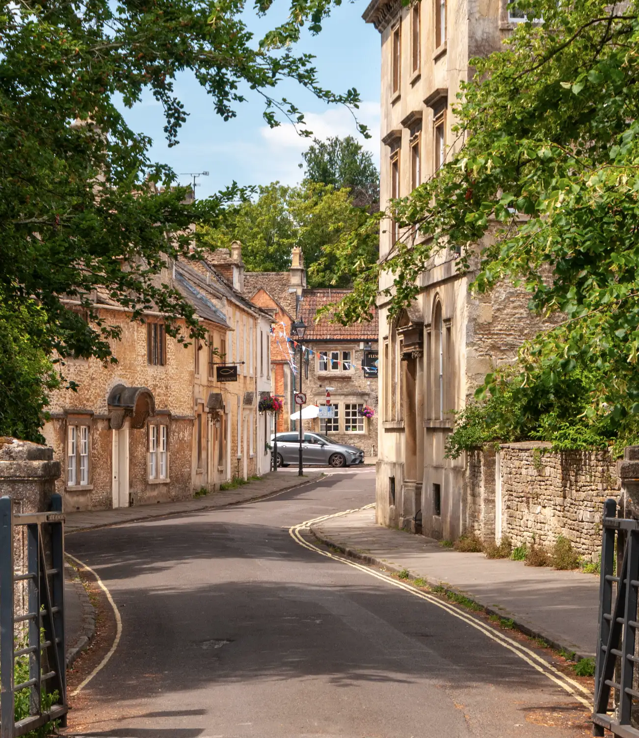 Family-run Kwik Linen Hire team providing professional linen hire services in Bath